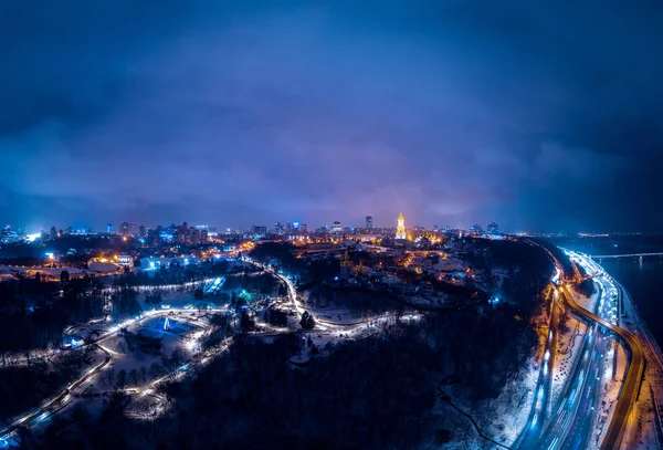 Εντυπωσιακό νυχτερινό ορίζοντα του μια μεγάλη πόλη τη νύχτα. Κίεβο, Ουκρανία — Φωτογραφία Αρχείου