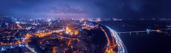 Εντυπωσιακό νυχτερινό ορίζοντα του μια μεγάλη πόλη τη νύχτα. Κίεβο, Ουκρανία — Φωτογραφία Αρχείου