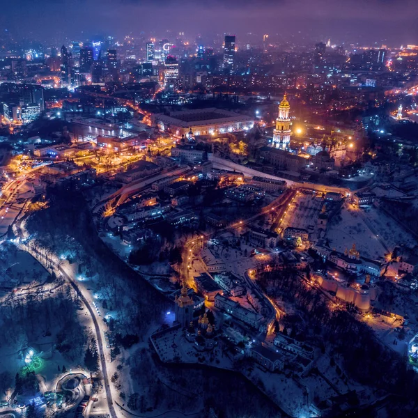 Spettacolare skyline notturno di una grande città di notte. Kiev, Ucraina — Foto Stock