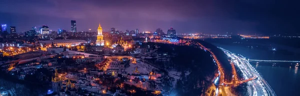 Esboço noturno espetacular de uma cidade grande à noite. Kiev, Ucrânia — Fotografia de Stock