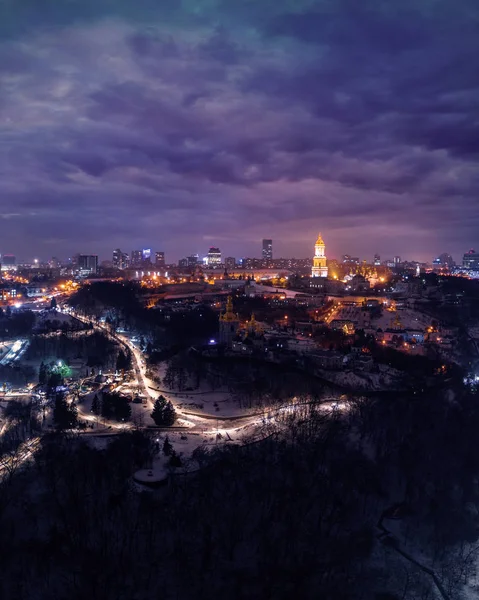 Spektakuläre nächtliche Skyline einer Großstadt bei Nacht. Kiew, Ukraine — Stockfoto