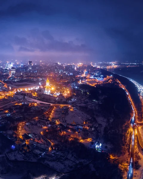 Spektakularne nocy panoramę wielkiego miasta w nocy. Kijów, Ukraina — Zdjęcie stockowe