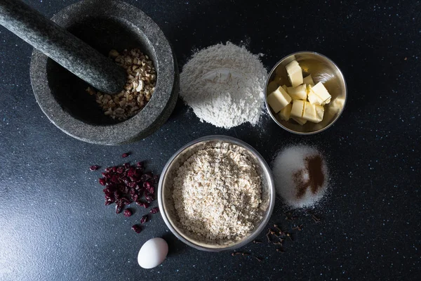 Haferflockenplätzchen mit getrockneten Preiselbeeren und Nüssen — Stockfoto