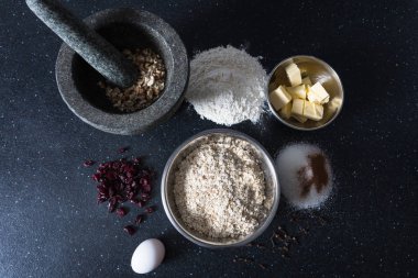 Yulaf ezmeli kurabiye kurutulmuş Cranberries ve fındık ile