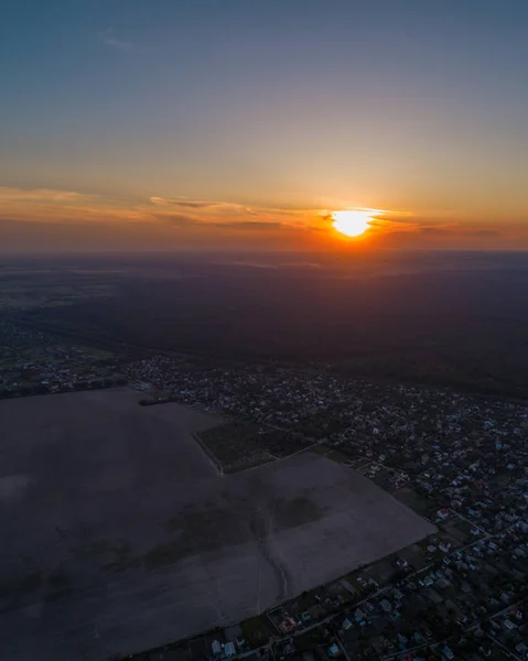 Вид з повітря на свіжу яскраво-зелену пишну сільську місцевість на заході сонця — стокове фото