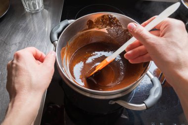 İşlem çikolatayı evdeki bir su banyosunda eritiyor..