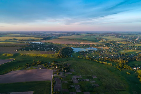 Вид з повітря на свіжу яскраво-зелену пишну сільську місцевість на заході сонця — стокове фото