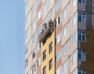 Dış cephe iş ve çok öykülü bir binanın izolasyon