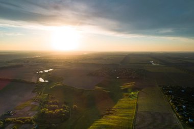 Bir alanın havadan görünümü farklı parçaya kesin. Doğal süs