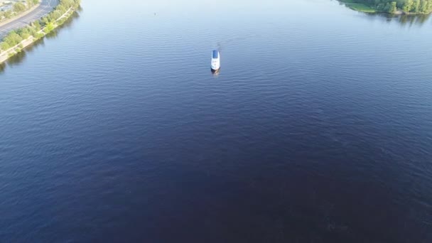 Letecký pohled shora výletní lodě se plaví na řece — Stock video