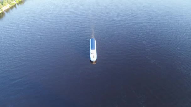 Повітряний вид зверху задоволення човнові вітрила на річці — стокове відео