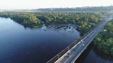 Metro köprü ve otoyol Dinyeper, Kiev, Ukrayna doğru Bankası panoramik manzaralı Nehri