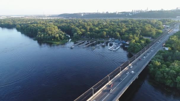 Puente de metro y la carretera a través del río con una vista panorámica de la orilla derecha del Dniéper, Kiev, Ucrania — Vídeo de stock
