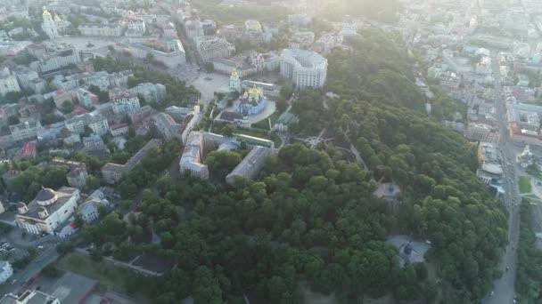 Flygfoto över parken Vladimirskaya Gorka, St. Michaels Golden kupolkonvexa kloster, Kiev, Kiev, Ukraina — Stockvideo