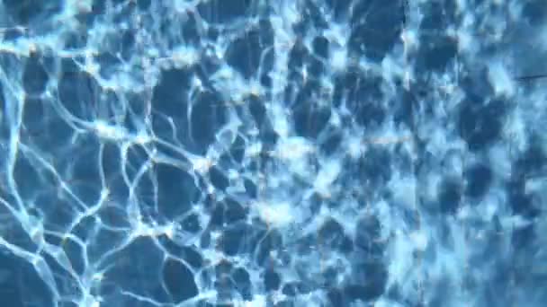 Mouvement lent sous les images de l'eau dans la piscine — Video