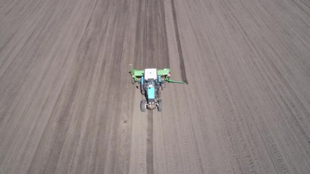 Luchtfoto van tractoren rijden over het veld — Stockvideo