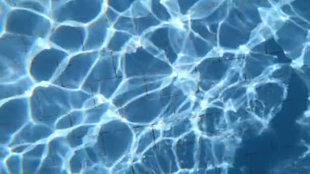 Zwolnionym tempie pod materiał wody w basenie — Wideo stockowe