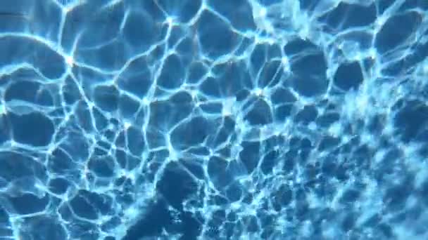 Imágenes en cámara lenta bajo el agua en la piscina — Vídeos de Stock