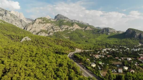 Vista aérea del Parque Nacional Montañas y Costa en Turquía, pueblo de Beldibi — Vídeo de stock