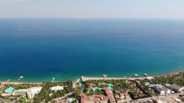 4k Drohnenaufnahme der kemer Küste mit türkisfarbenem Wasser und zahlreichen Hotels — Stockvideo