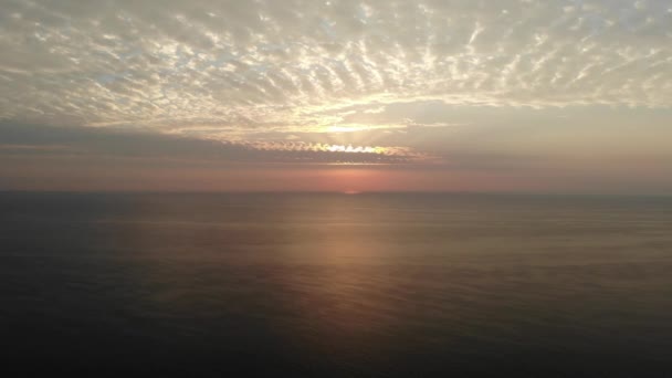 Voando sobre o mar com um pôr do sol deslumbrante no horizonte — Vídeo de Stock