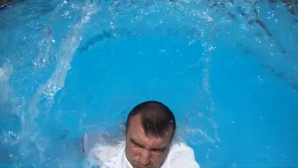 在有蓝色水的游泳池里游泳的人 — 图库视频影像