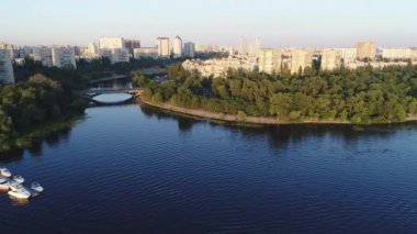 Rusanovka yerleşim bölgesinde, Ukrayna, 4k video ile Kiev Rusanovsky kanalda üzerinde uçuş