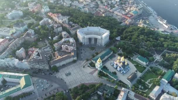 Luchtfoto van St. Michaels Golden-Domed klooster, ministerie van buitenlandse zaken, landschap Alley in Kiev, Oekraïne — Stockvideo