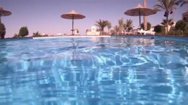Bir havuzda bir dalış su ve bir görünüm otelden dışarı ile Sualtı çekim ağır çekim video görüntüleri