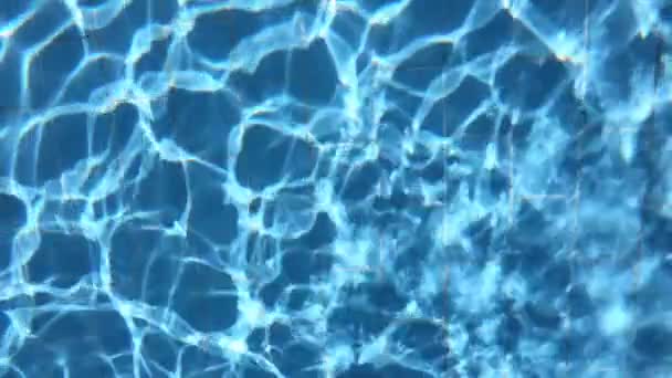 Imágenes en cámara lenta bajo el agua en la piscina — Vídeos de Stock