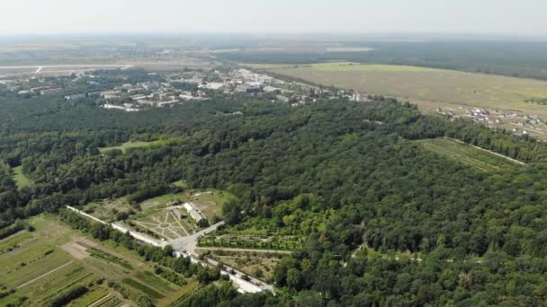 Vuelo sobre el Parque Alejandría en Belaya Tserkov cerca de Kiev, Ucrania. 4K — Vídeo de stock