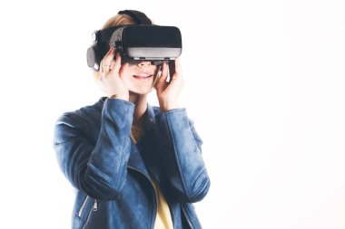 Genç bir kadın sanal gerçeklik gözlük takan ve elleri ile bir şey için ulaşan