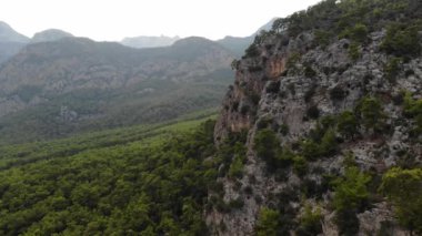 Stok video görüntüleri dağlar ve sahil Milli Parkı Türkiye'de, Beldibi Köyü, 4k video hava görünümünü. Güzel dağ manzarası ile çam ve dağlar