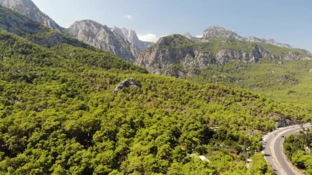 Vista aérea das montanhas e do parque nacional da costa em Turquia, vila de Beldibi — Vídeo de Stock