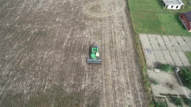 Erntemaschine arbeitet auf dem Feld und mäht Weizen. Ukrainisch. Video 4k. — Stockvideo