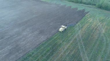 Çalışma alanı ve Mowser buğday hasat. Ukrayna. Video 4k.