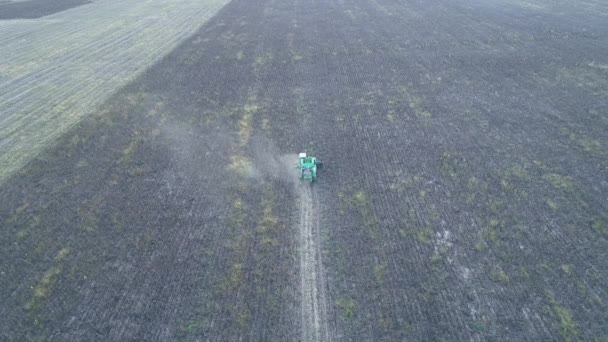 Colheitadeira trabalhando no campo e corta trigo. Ucrânia. Vídeo 4k . — Vídeo de Stock