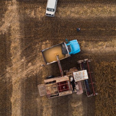 Eski bir retro birleştirmek soya tohum tahıl ambarı ulaşım için bir kamyonun arkasında kaldırır. Ukrayna. Havadan görünümü.