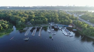 Metro köprü ve otoyol Dinyeper, Kiev, Ukrayna doğru Bankası panoramik manzaralı Nehri