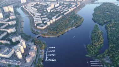 Rusanovsky Kanal merkezinde, Kiev, Ukrayna ile Rusanovka masifinin havadan görünümü