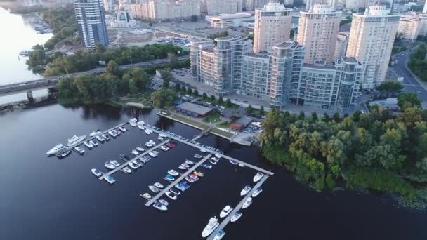 Veduta aerea del ponte della metropolitana e riviera lungo il fiume complesso residenziale, yacht club, Kiev, Ucraina — Video Stock