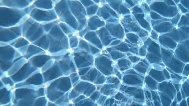 Imágenes en cámara lenta bajo el agua en la piscina — Vídeos de Stock