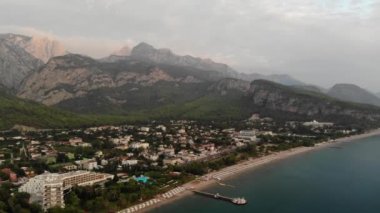Turkuaz su ve gün batımında çok sayıda otel Kemer sahil şeridine 4 k hava uçak atış
