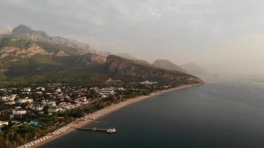 Turkuaz su ve gün batımında çok sayıda otel Kemer sahil şeridine 4 k hava uçak atış