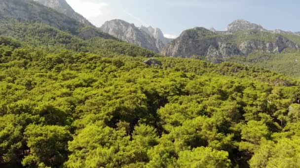 Vista aérea del Parque Nacional Montañas y Costa en Turquía, pueblo de Beldibi — Vídeo de stock