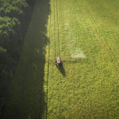 Tarım Makinaları alanında. Traktör bir püskürtücü ile. Havadan görünümü