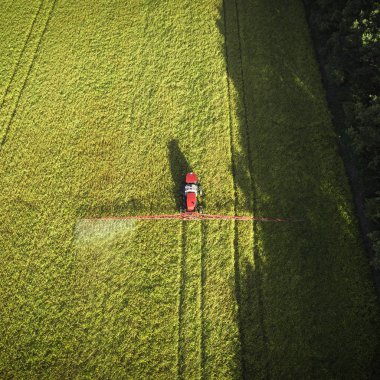 Tarım Makinaları alanında. Traktör bir püskürtücü ile. Havadan görünümü