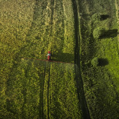 Tarım Makinaları alanında. Traktör bir püskürtücü ile. Havadan görünümü