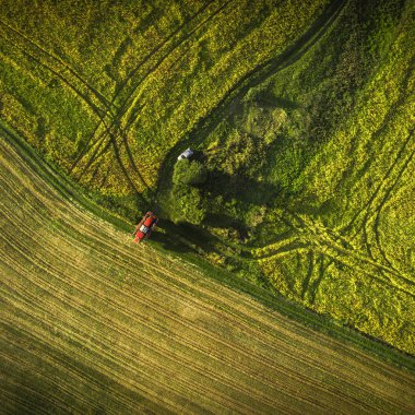 Tarım Makinaları alanında. Traktör bir püskürtücü ile. Havadan görünümü