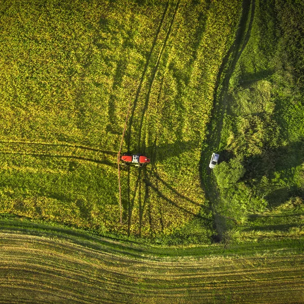 Agricultural machinery in the field. Tractor with a sprayer. Aerial view — Stock Photo, Image